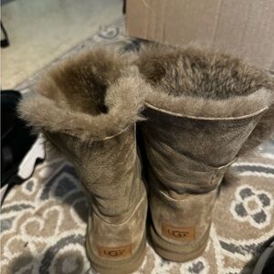 Ugg Bailey button size 10